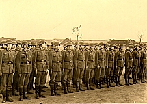 Angetreten zur Vereidigung, 1944 im Zweiten Weltkrieg.